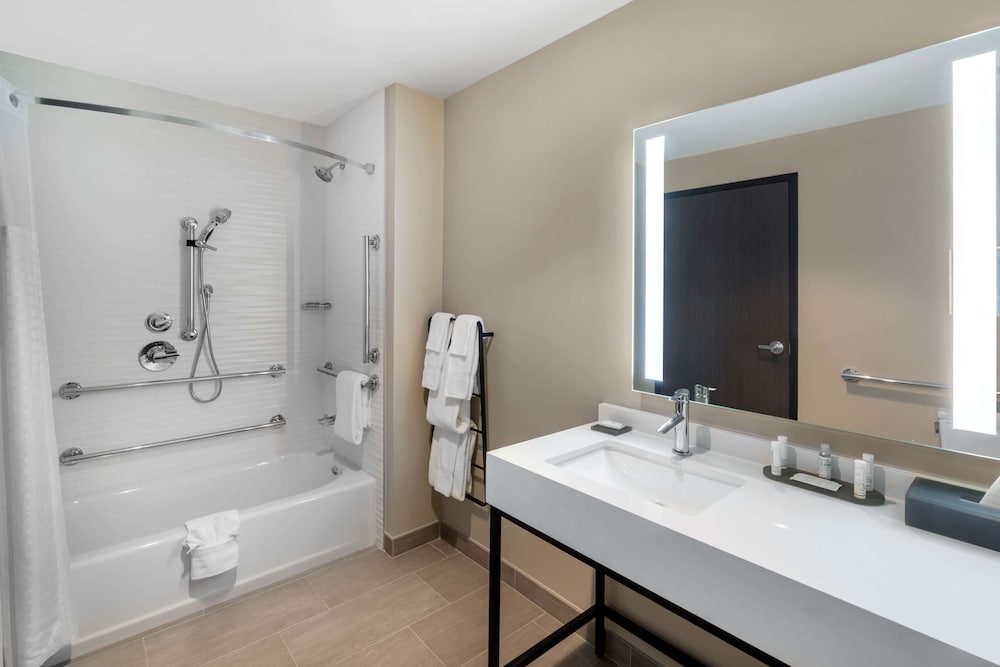 Studio Suite, 1 King Bed, Bathtub Grab Bars, Corner (Tub w/ Grab Bars), City View