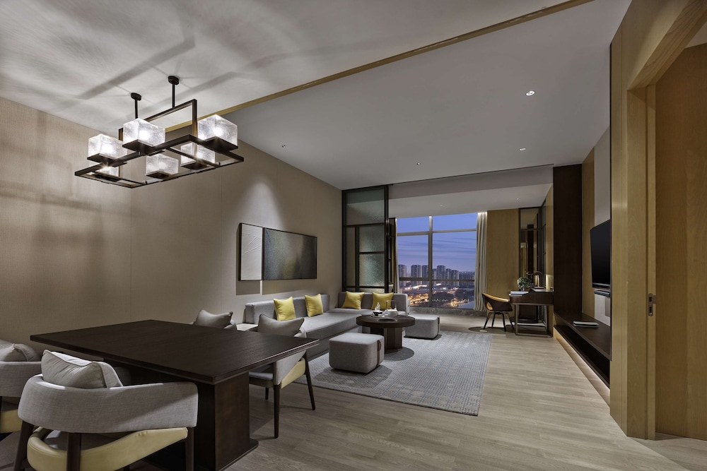 Premium Suite, 1 King Bed, Lake View - Photo 4