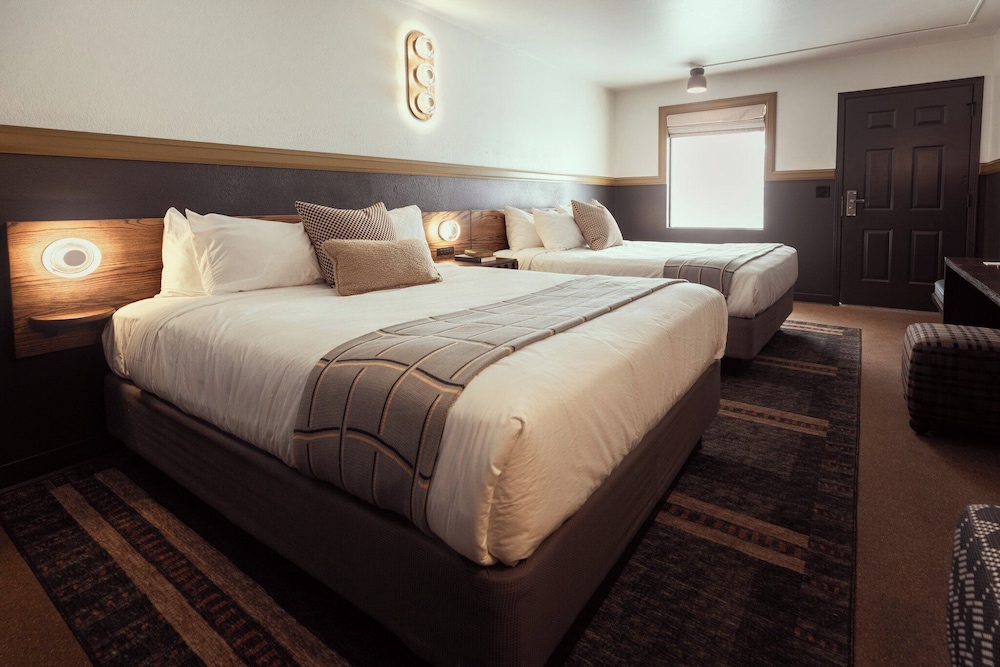 Room, 2 Queen Beds (Walk Up) - Photo 7