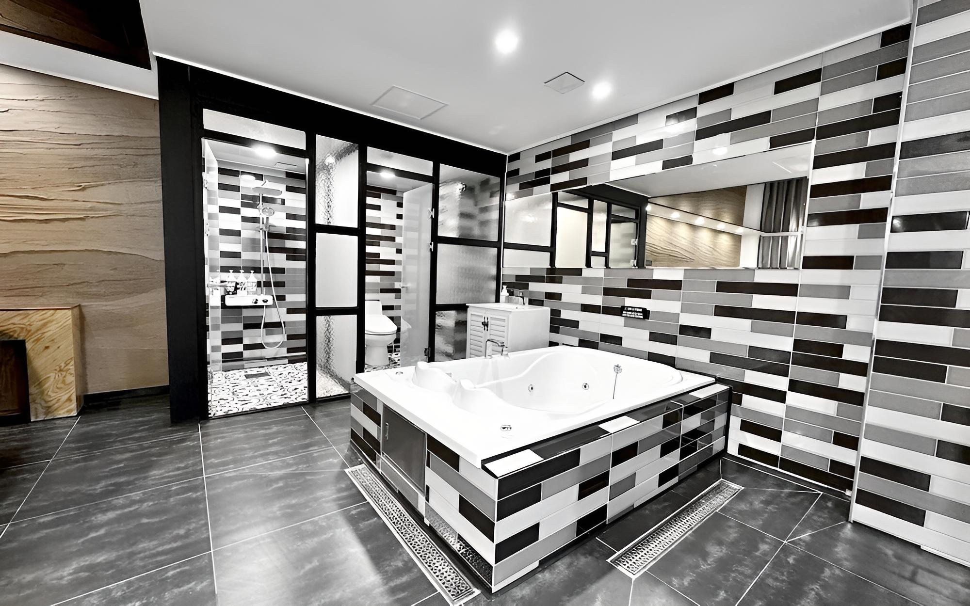 Room (VIP (for 2 people Netflix available s) - Photo 2