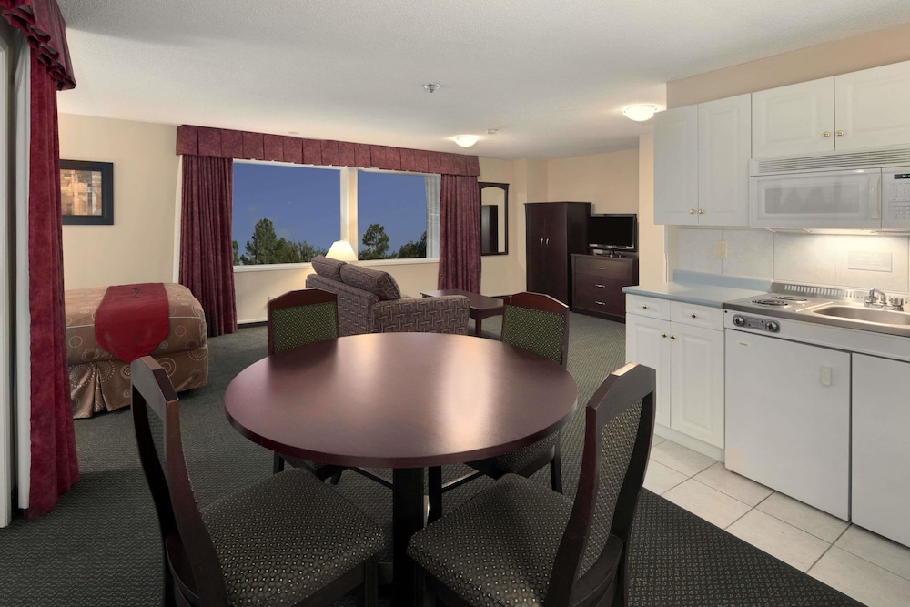Suite, 1 Queen Bed, Non Smoking, Balcony (with Living Room) - Photo 1