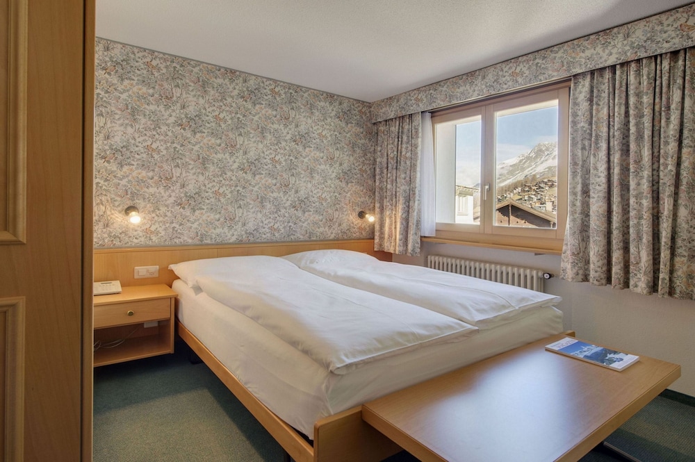 Economy Suite, 1 Queen Bed