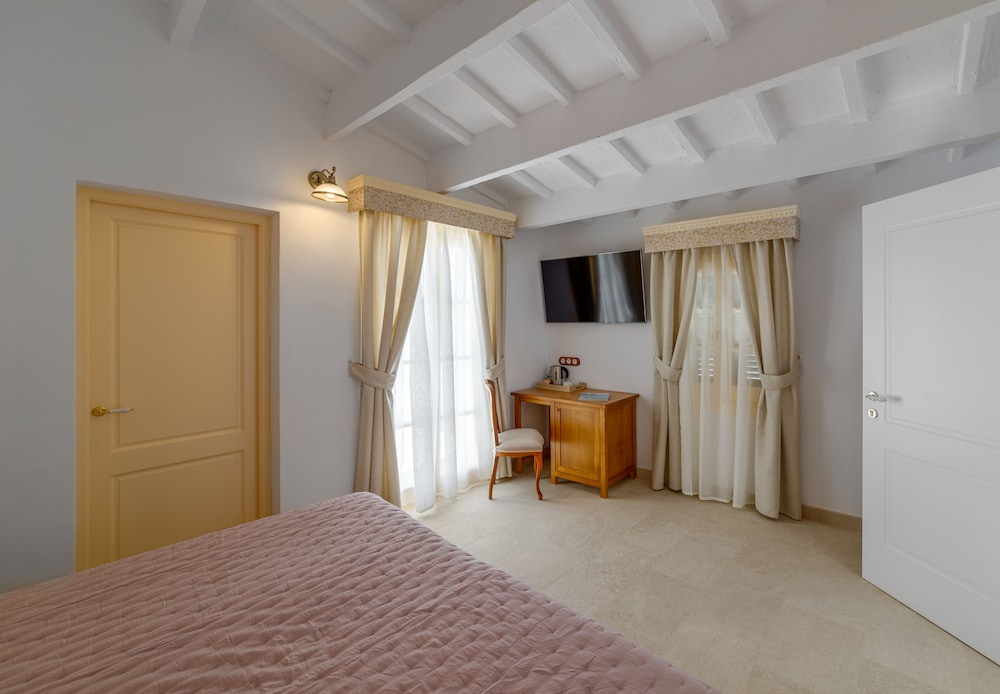 Deluxe Double or Twin Room - Photo 5