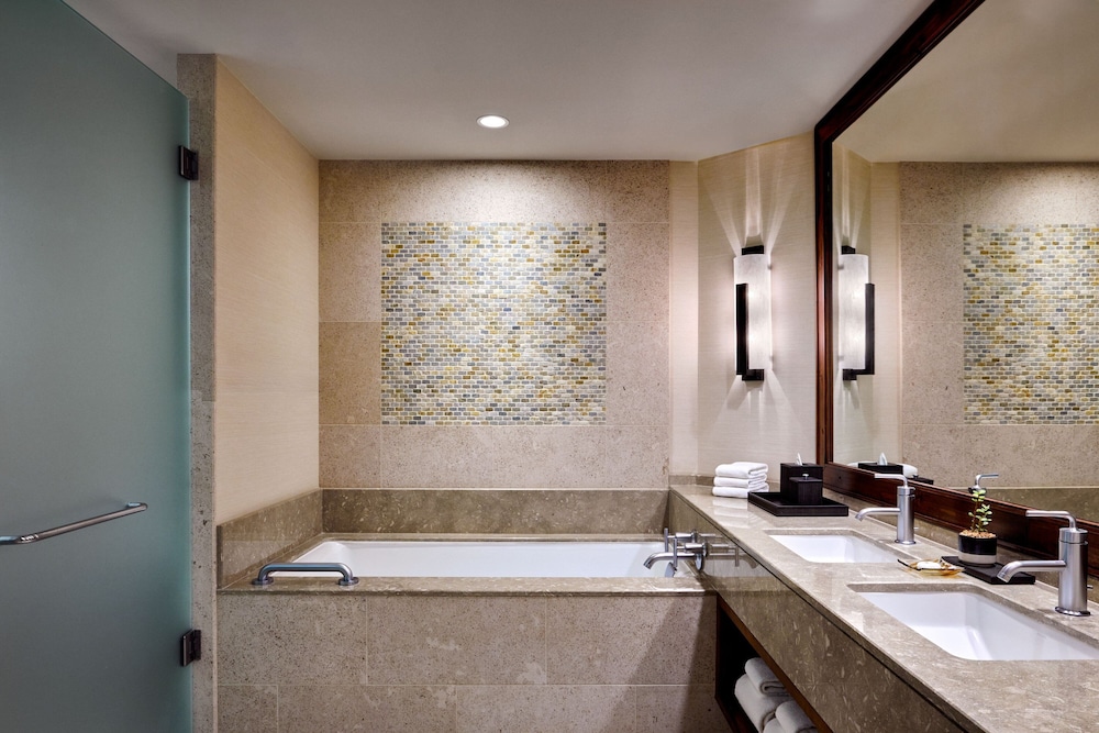 Premier Suite, 2 Bedrooms, Balcony - Photo 8