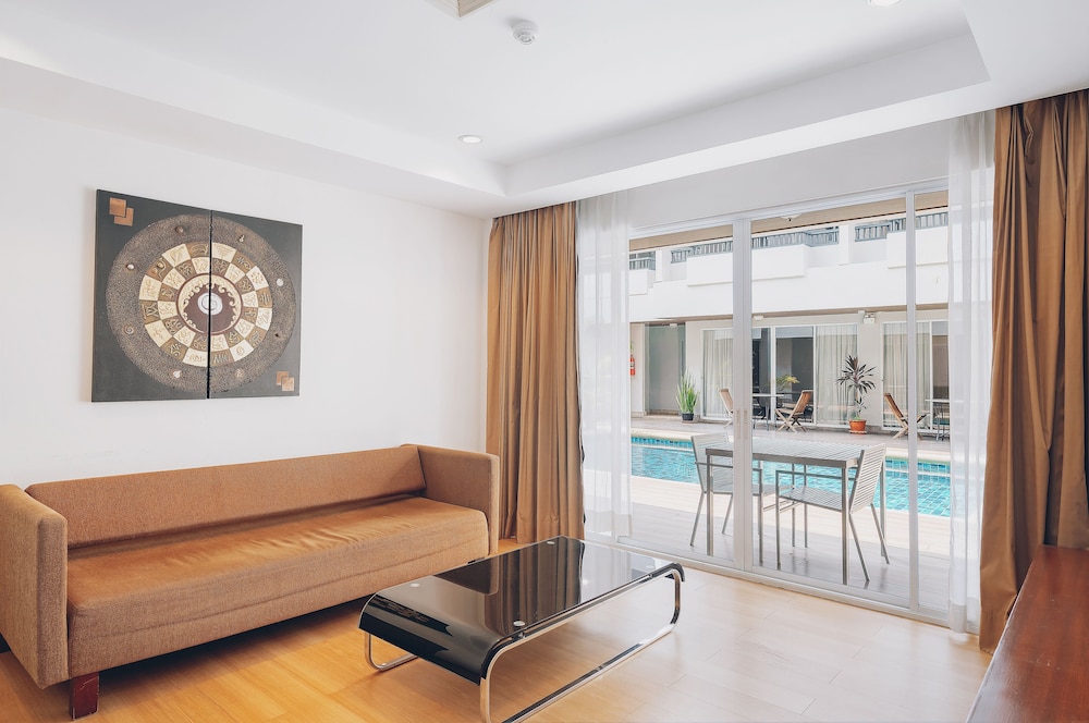 Pool Side Junior Suite - Photo 8