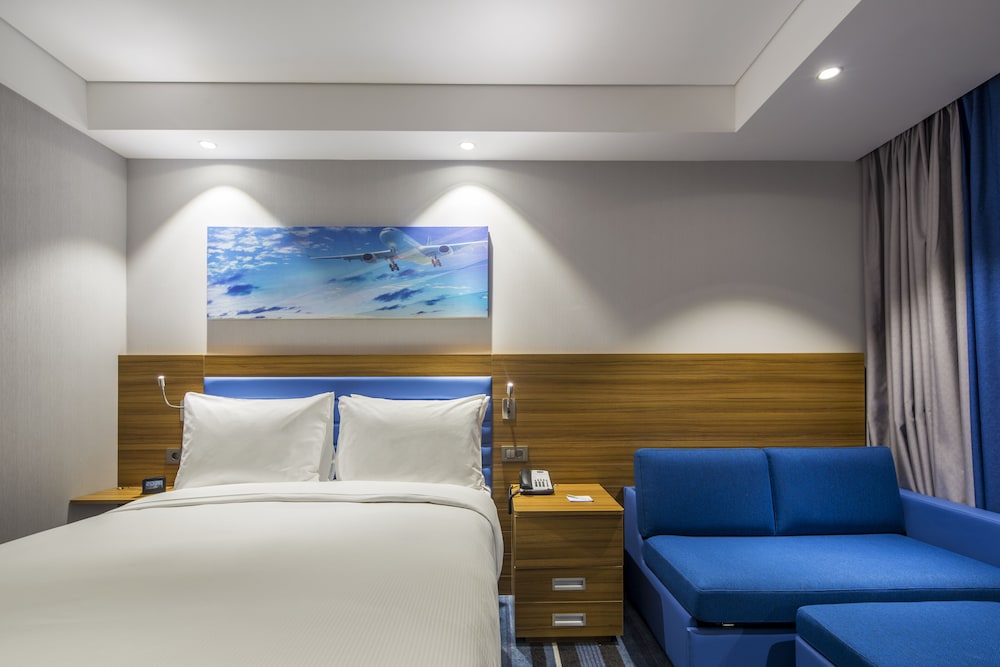 Room, 1 Queen Bed with Sofa bed, Non Smoking, City View thumbnail 5