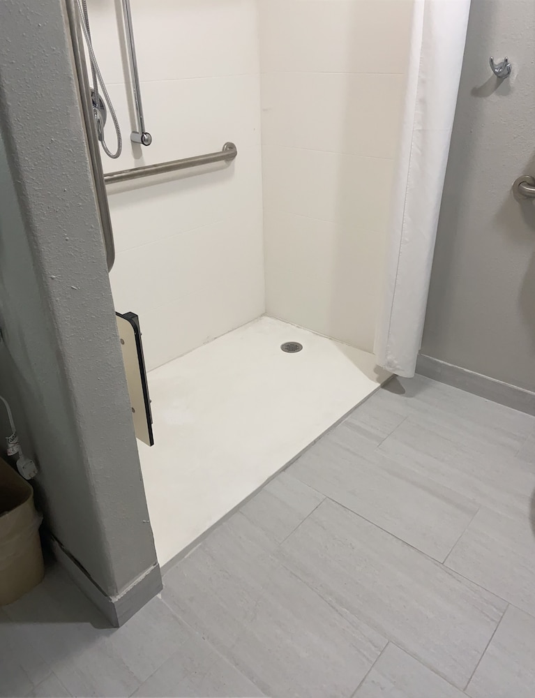 Room, 1 King Bed, Accessible, Non Smoking (Mobility Roll-In Shower) - Photo 5