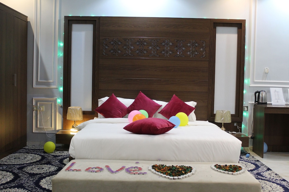 Honeymoon Suite