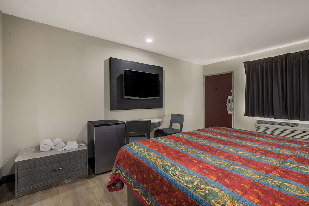 Room, 1 King Bed, Accessible, Non Smoking - Photo 5