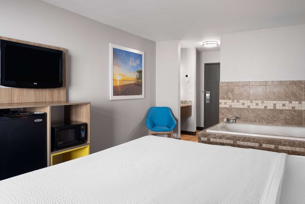 Business Room, 1 King Bed, Non Smoking - Photo 2