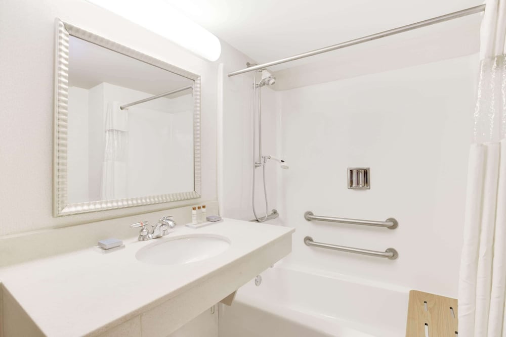 Standard Room, Non Smoking - Photo 7