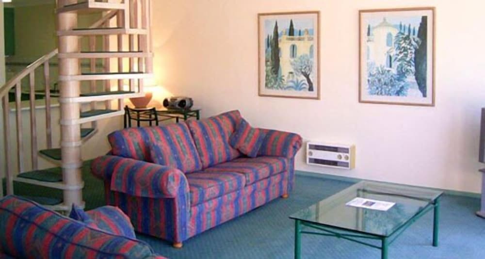 3 bedroom self contained 3 nights photo 1