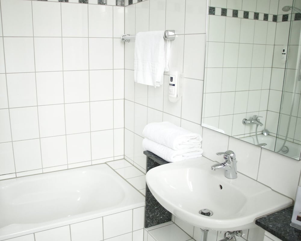 Double Room, Accessible, Ensuite - Photo 4