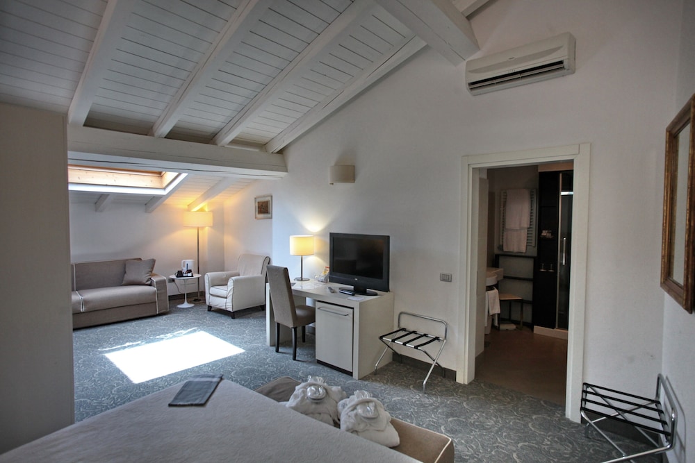 Suite - Photo 1