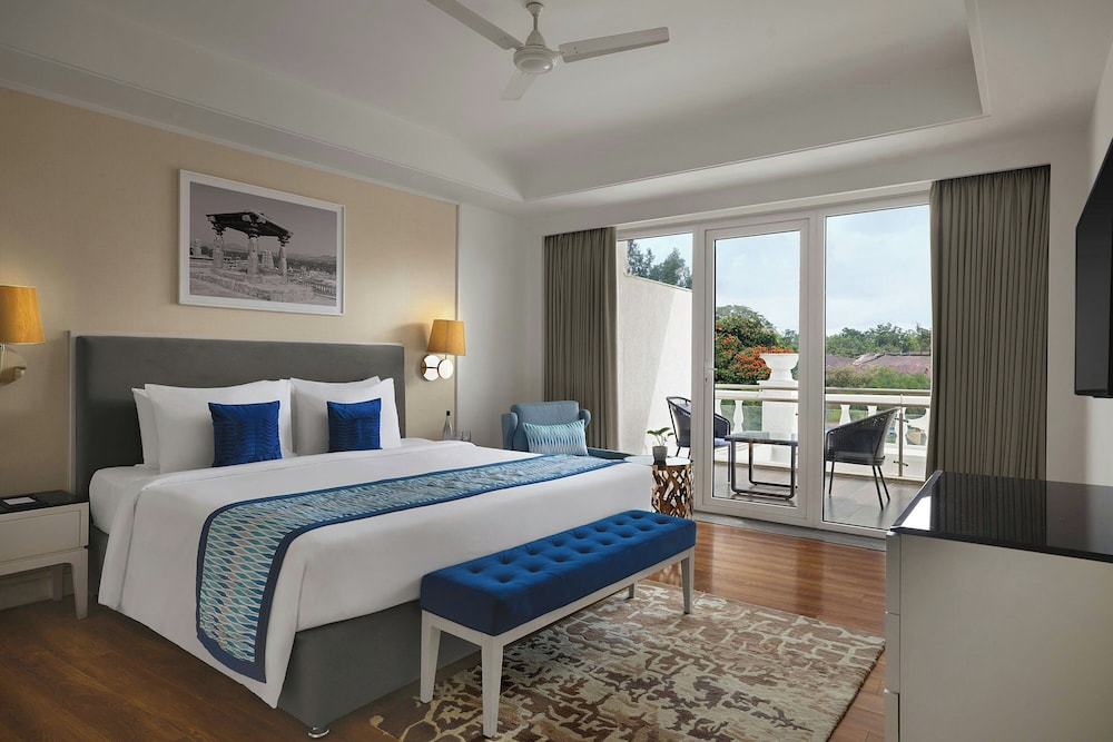 Classic Suite, 1 King Bed, Balcony, Garden View photo 2