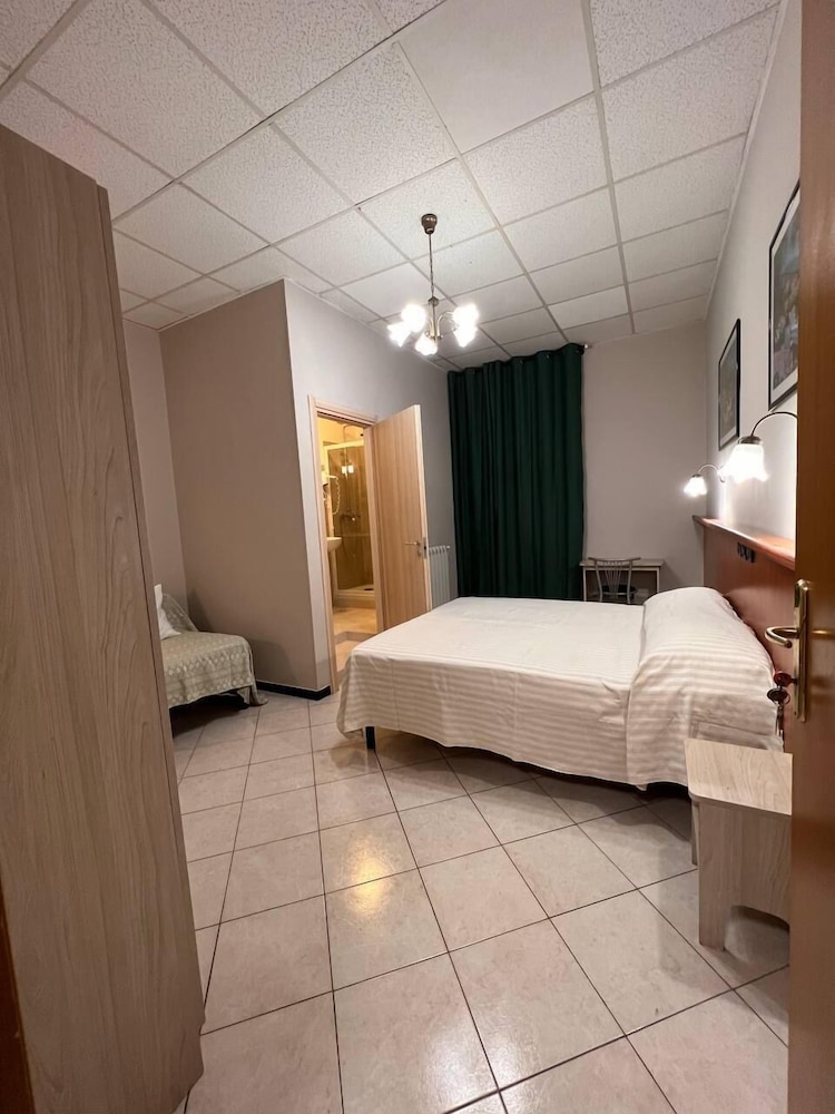 Economy Triple Room photo 2