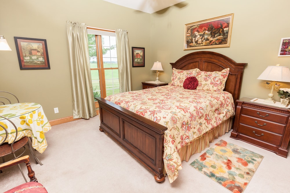 Suite, 1 Queen Bed, Non Smoking (Green Room) photo 1