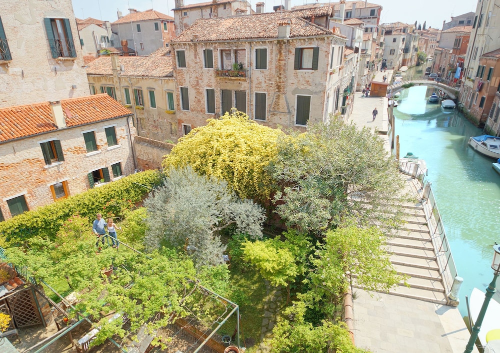 Duplex, 2 Bedrooms, Canal View, Garden Area photo 2