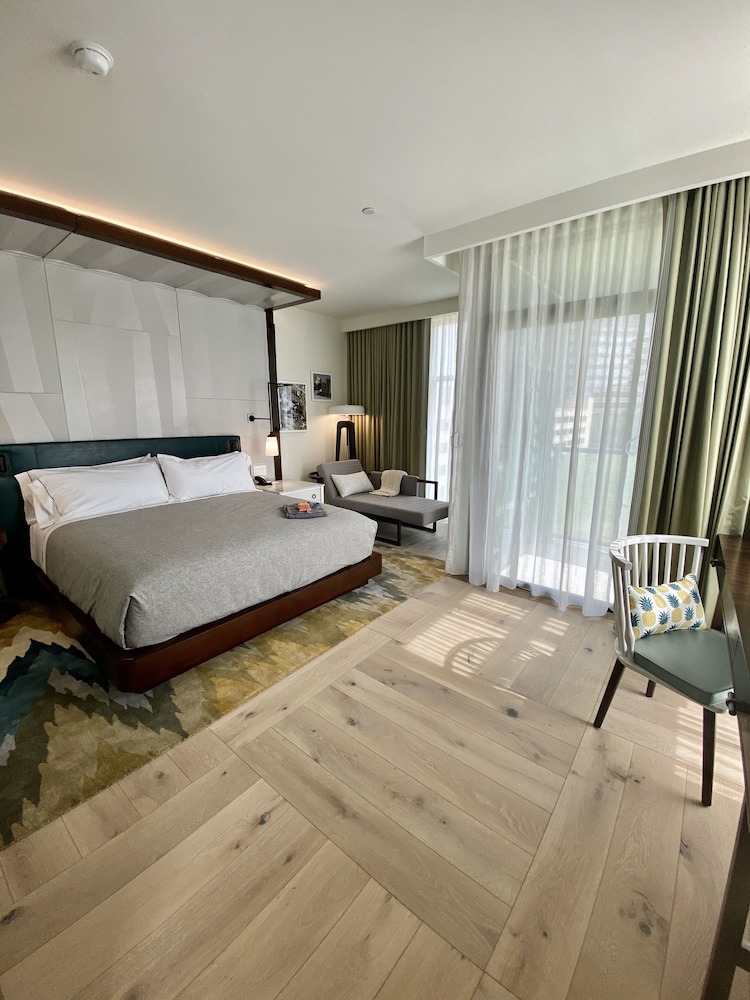 Premium Room, 1 King Bed, Balcony - Photo 3