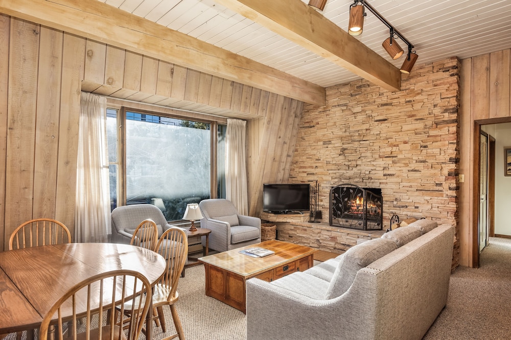 Standard Condo, 2 Bedrooms, Fireplace (Chateau Dumont 15)