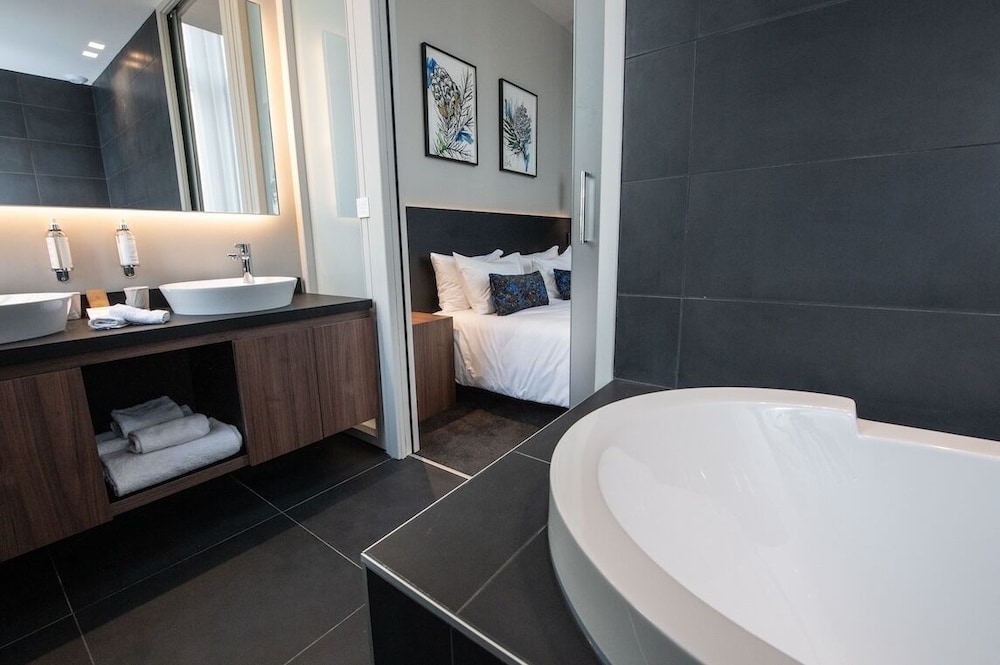 Junior Suite, 1 King Bed, Non Smoking (with Sofabed) - Photo 4