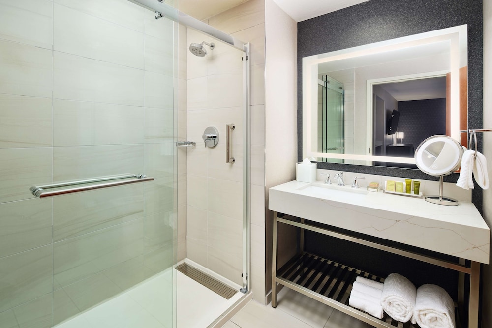 Suite, 1 Queen Bed, Accessible (Mobility & Hearing, Roll-In Shower) - Photo 5