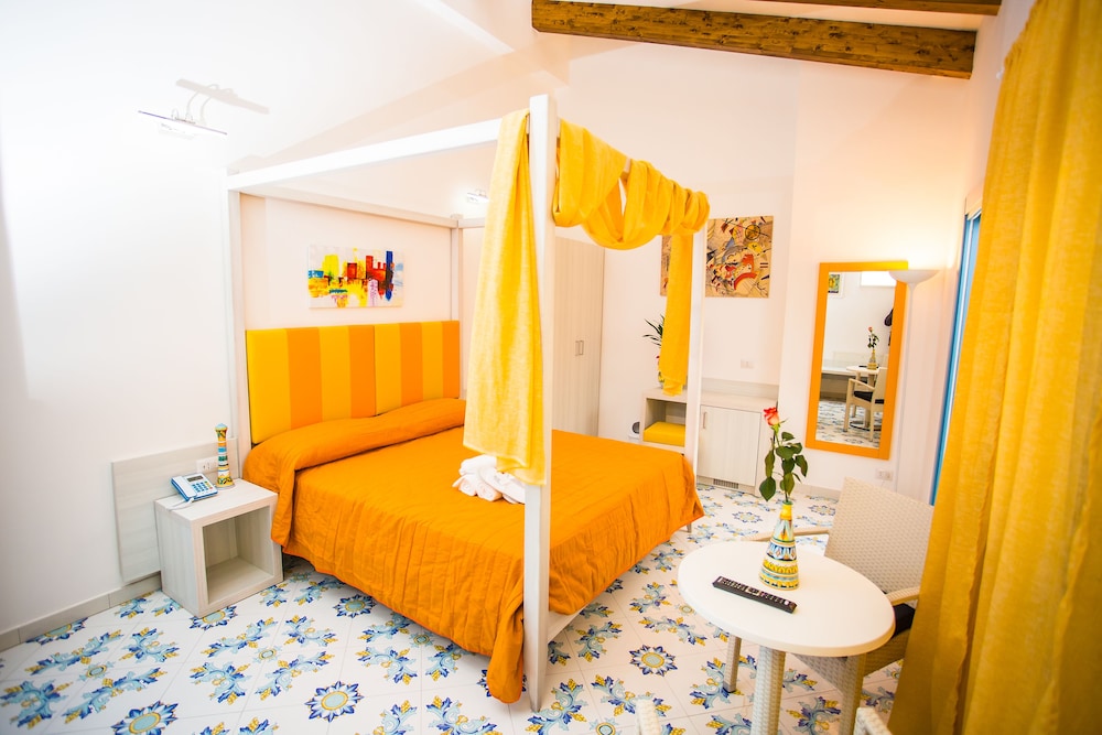 Design Room, Courtyard View (Romantica)