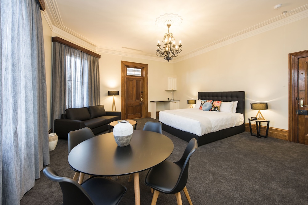 Suite 1 - Superior Deluxe King Suite