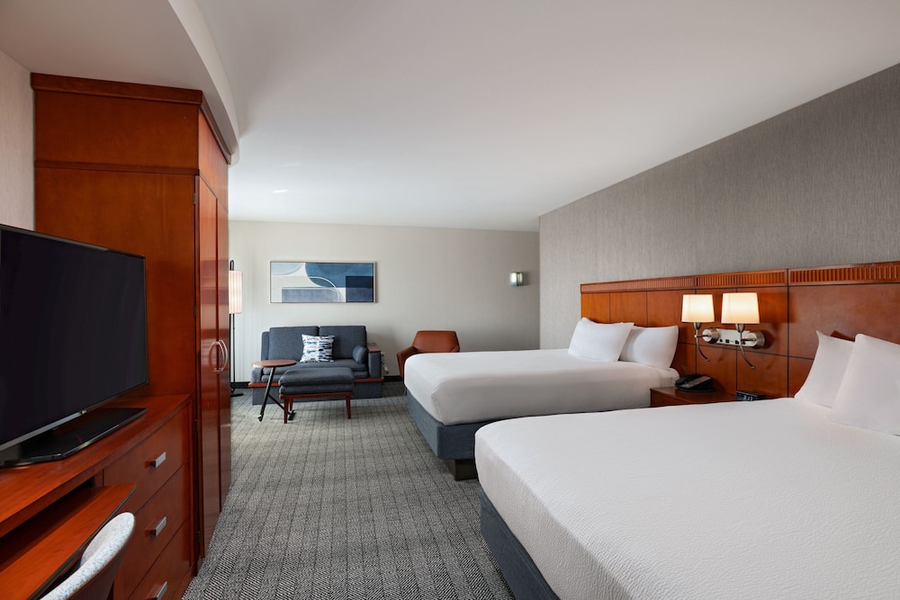 Room, 2 Queen Beds (Mobility Accessible, Tub) - Photo 1