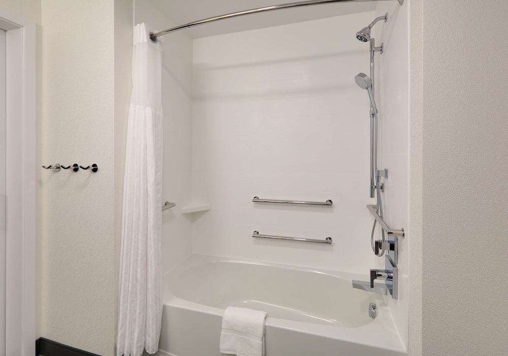 Room, 1 King Bed, Accessible, Bathtub - Photo 4
