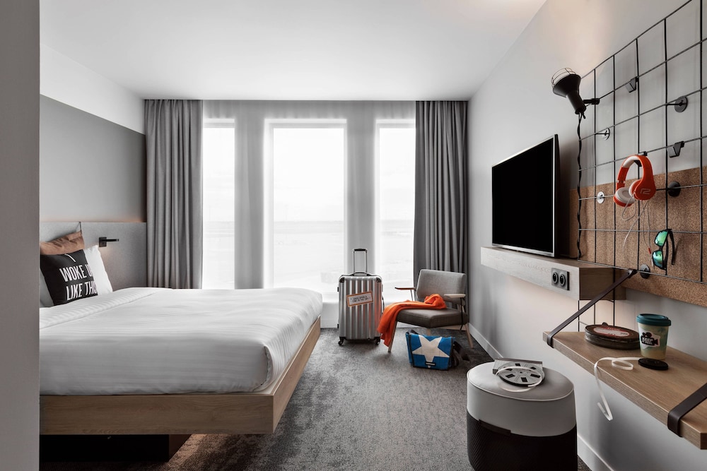 Room, 1 Queen Bed (Moxy)