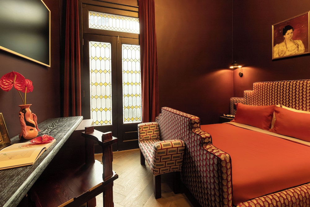 Comfort Room, Courtyard View