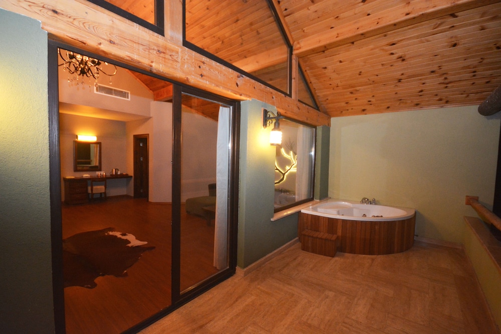 Premium Suite, 2 Bedrooms, Jetted Tub, Mountain View