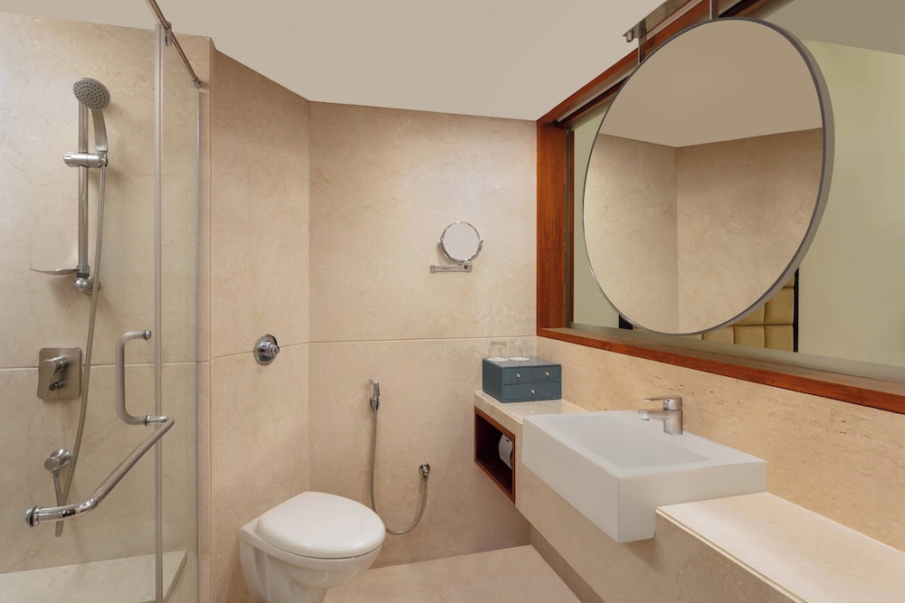 Deluxe Room, 1 King Bed, City View photo 3