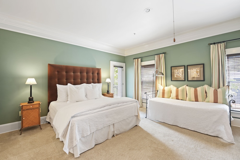 Suite, Non Smoking (Fireplace, City View)