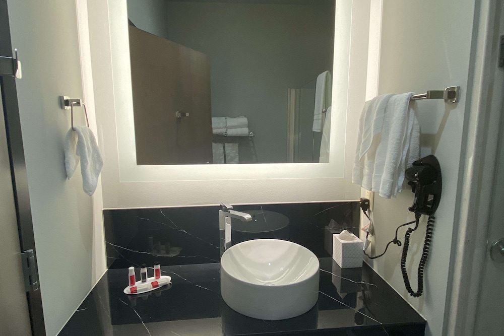 Room, 1 King Bed, Accessible, Non Smoking (Pet-friendly) - Photo 4