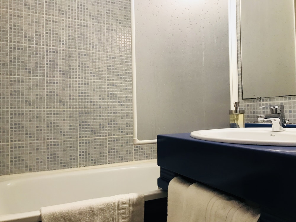 Twin Room - Photo 3