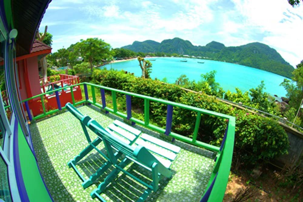 Deluxe Bungalow (2nd Row)