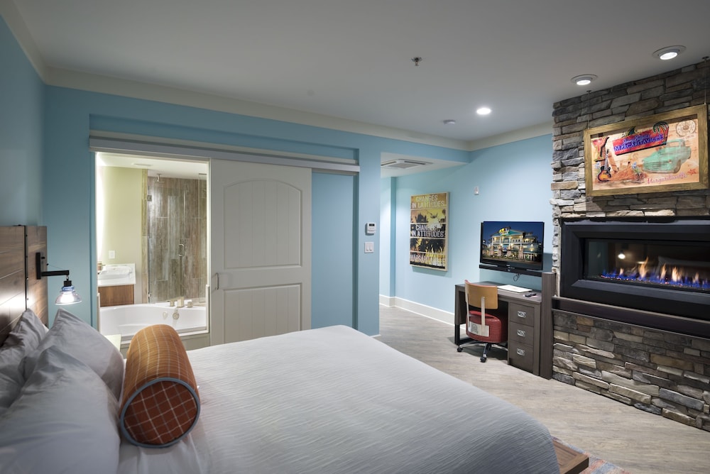Deluxe Room, 1 King Bed photo 1