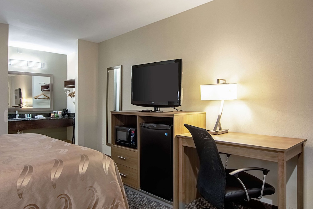 Standard Room, 1 King Bed, Non Smoking - Photo 4