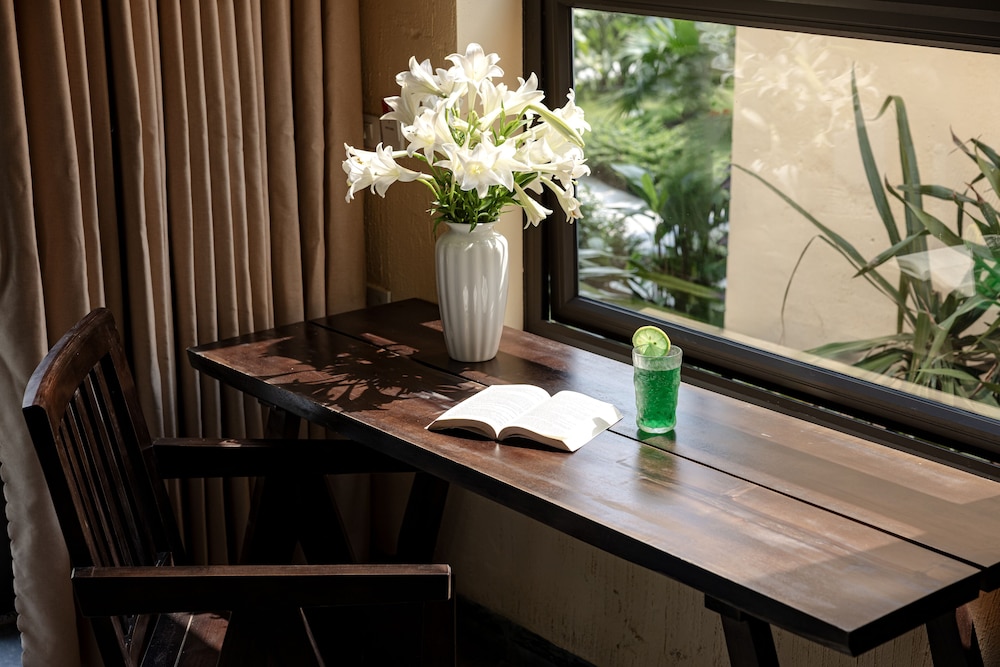 Deluxe Double Room, 1 King Bed, Pool View photo 2