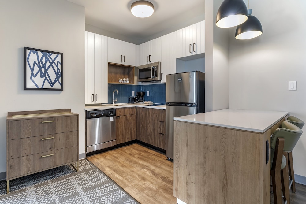 Suite, 1 Bedroom, Kitchen - Photo 1