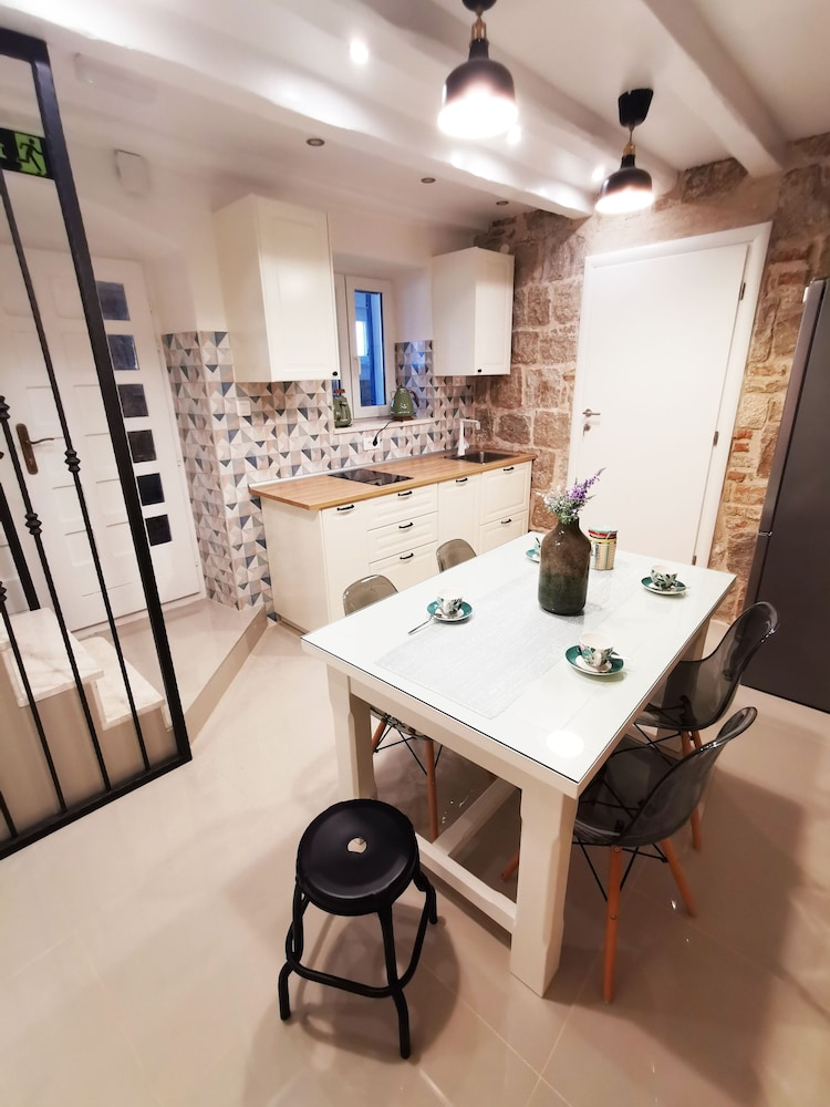 City Villa, 3 Bedrooms, Kitchen - Photo 14
