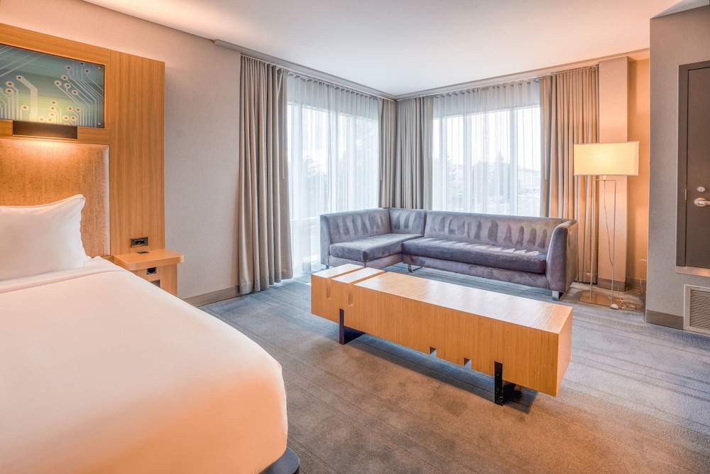 Suite, 1 King Bed, Corner photo 3