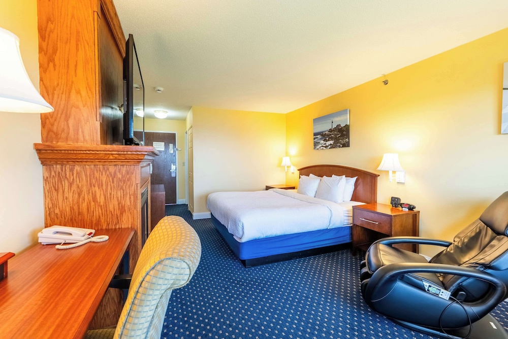 Deluxe Room, 1 King Bed, Fireplace, Bay View - Photo 1