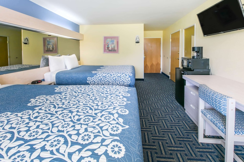 Standard Room, 2 Queen Beds - Photo 1