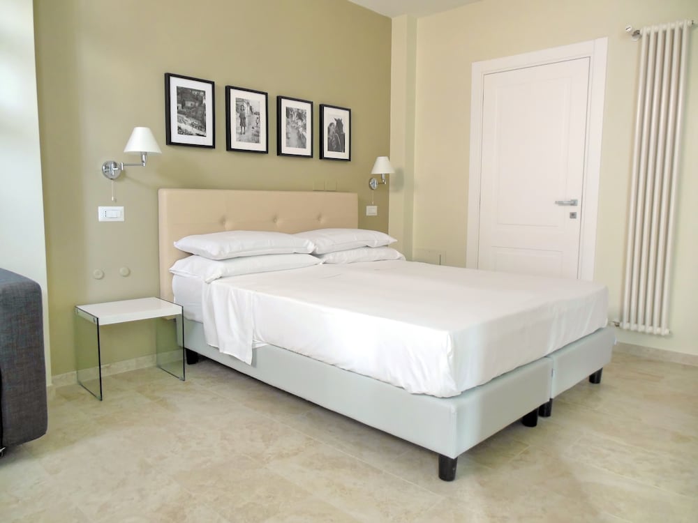 Executive Room - Photo 10