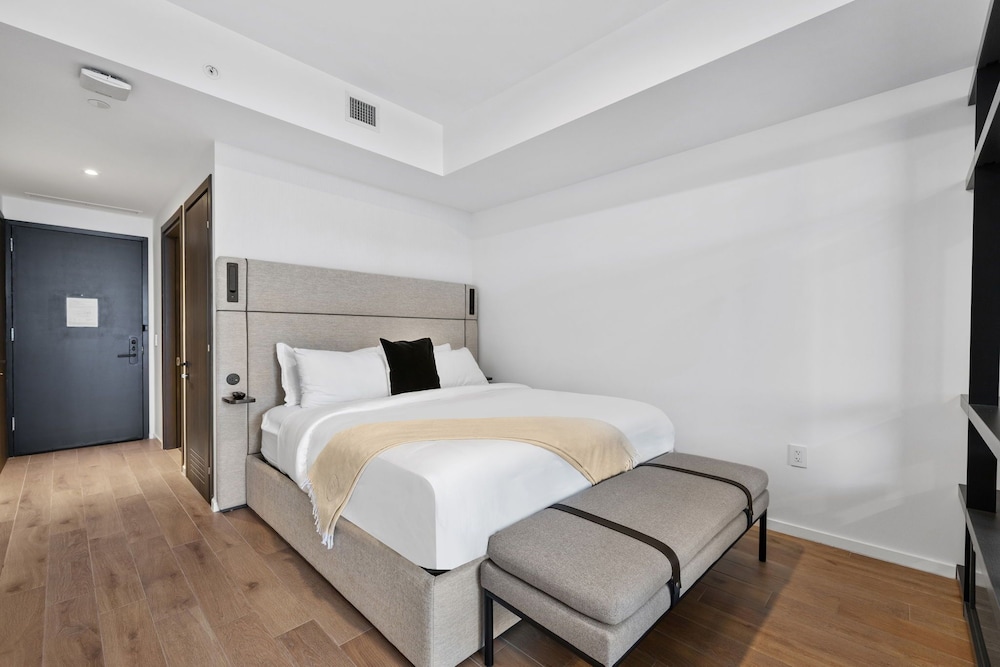 Luxury Condo, Balcony, City View photo 1