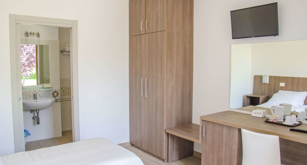 Standard Double Room photo 3