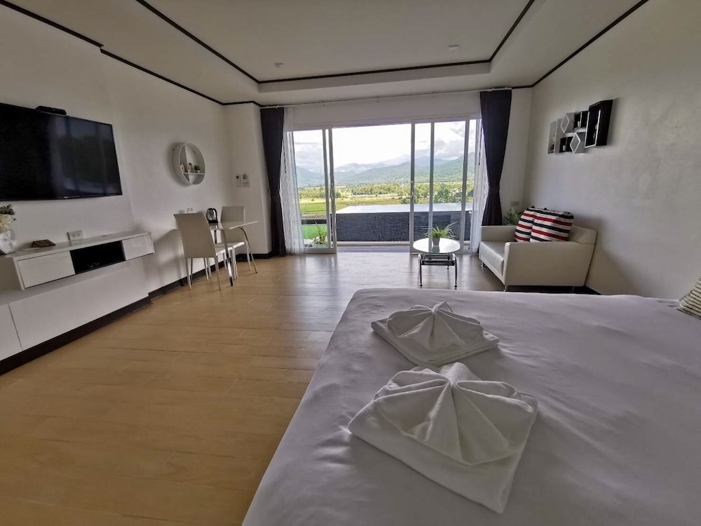 Deluxe Room, 1 King Bed, Mountain View